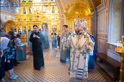 Митрополит Игнатий совершил вечернее богослужение с чтением акафиста Пресвятой Богородице в Свято-Троицком кафедральном соборе г. Саратова