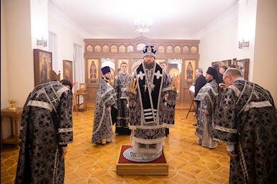 Митрополит Игнатий совершил ночную Литургию Преждеосвященных Даров в крестовом храме священномученика Гермогена, епископа Тобольского (Саратовского и Царицынского)