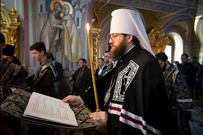 Митрополит Игнатий совершил великое повечерие с чтением Великого покаянного канона преподобного Андрея Критского в Свято-Троицком кафедральном соборе г. Саратова