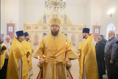 Митрополит Игнатий совершил Божественную литургию в Трехсвятительском храме г. Саратова