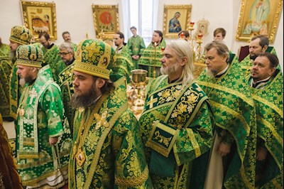 Архиереи Саратовской митрополии совершили Божественную литургию в соборном храме святого благоверного князя Александра Невского г. Ртищево
