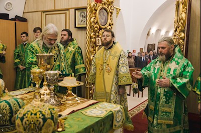 Архиереи Саратовской митрополии совершили Божественную литургию в соборном храме святого благоверного князя Александра Невского г. Ртищево