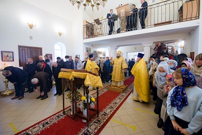 Митрополит Игнатий совершил Божественную литургию в Трехсвятительском храме г. Саратова