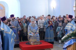 Божественная литургия в храме в честь Покрова Пресвятой Богородицы города Петровска
