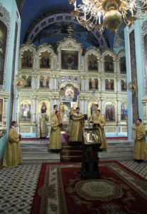 Архиепископ Элистинский и Калмыцкий Юстиниан совершил Божественную литургию в Духосошественском кафедральном соборе города Саратова