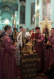 Всенощное бдение c Чином Воздвижения Креста в Духосошественском соборе города Саратова