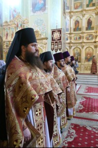 В Великий Четверг Митрополит Лонгин совершил Литургию Василия Великого и Чин умовения ног