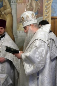 Митрополит Лонгин совершил Царские часы, Изобразительны, Великую вечерню и Крещальную литургию в Свято-Троицком кафедральном соборе Саратова