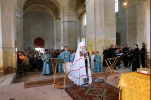 Божественная литургия в храме в честь Покрова Пресвятой Богородицы села Сокур Татищевского района