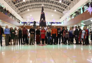 Посетители одного из саратовских торговых центров стали зрителями Рождественского флешмоба