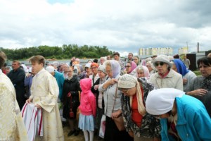 Митрополит Лонгин совершил чин освящения крестов и куполов строящегося храма во имя новомучеников и исповедников Саратовских г. Саратова