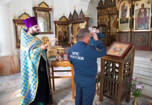 Сотрудники Главного управления МЧС России по Саратовской области помолились перед иконой Божией Матери «Неопалимая Купина»