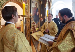 Божественная литургия на Архиерейском подворье — храме в честь иконы Божией Матери «Утоли моя печали» г.Саратова