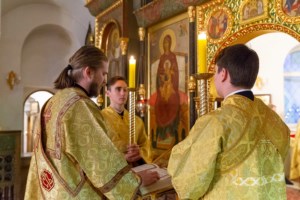 Божественная литургия на Архиерейском подворье — храме в честь иконы Божией Матери «Утоли моя печали» г.Саратова