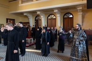 Уставное богослужение на Архиерейском подворье — в храме во имя святого апостола и евангелиста Иоанна Богослова при СПДС
