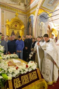 Митрополит Лонгин совершил пасхальное богослужение