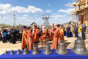 Митрополит Лонгин освятил колокола Свято-Никольского храма села Октябрьский Городок