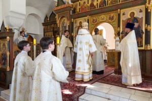 Божественная литургия на Архиерейском подворье — в храме в честь иконы Божией Матери «Утоли моя печали» г. Саратова