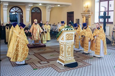 Божественная литургия на Архиерейском подворье — в храме во имя святого апостола и евангелиста Иоанна Богослова при СПДС