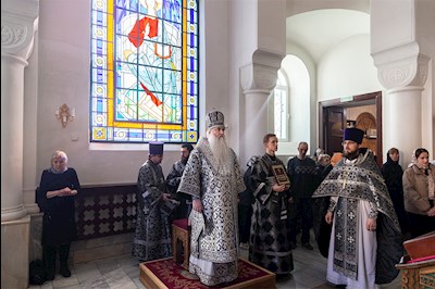 Литургия Преждеосвященных Даров на Архиерейском подворье – в храме в честь иконы Божией Матери «Утоли моя печали» г. Саратова