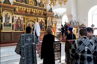 Литургия Преждеосвященных Даров на Архиерейском подворье — в храме в честь иконы Божией Матери «Утоли моя печали» г. Саратова