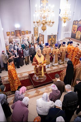 Митрополит Игнатий совершил Божественную литургию в Петропавловском храме Саратова