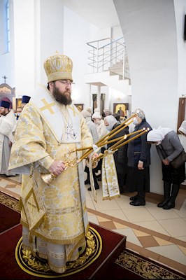 Митрополит Игнатий совершил Божественную литургию в Петропавловском храме г. Саратова