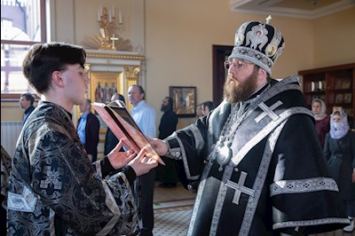 Митрополит Игнатий совершил вечернюю Литургию Преждеосвященных Даров в храме во имя святого апостола и евангелиста Иоанна Богослова при Саратовской православной духовной семинарии