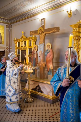 Митрополит Игнатий совершил вечернее богослужение с чтением акафиста Пресвятой Богородице в Свято-Троицком кафедральном соборе г. Саратова