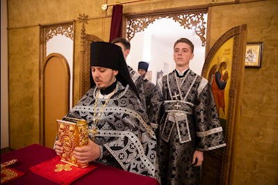Митрополит Игнатий совершил ночную Литургию Преждеосвященных Даров в крестовом храме священномученика Гермогена, епископа Тобольского (Саратовского и Царицынского)