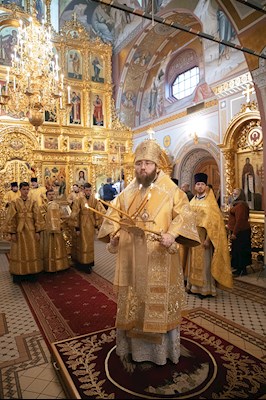 Митрополит Игнатий совершил Божественную литургию в Свято-Троицком кафедральном соборе Саратова