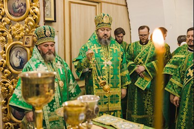 Архиереи Саратовской митрополии совершили Божественную литургию в соборном храме святого благоверного князя Александра Невского г. Ртищево