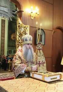 Божественная литургия в Духосошественском кафедральном соборе города Саратова