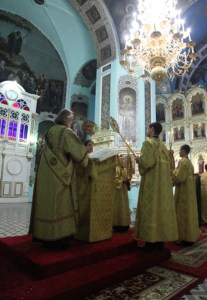 Архиепископ Элистинский и Калмыцкий Юстиниан совершил Божественную литургию в Духосошественском кафедральном соборе города Саратова