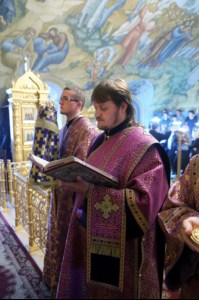 Крещальная литургия в Свято-Троицком соборе Саратова