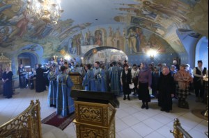 Вечернее богослужение с чтением акафиста Пресвятой Богородице в Свято-Троицком соборе Саратова