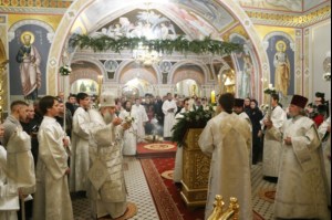 Митрополит Лонгин совершил Рождественское ночное богослужение