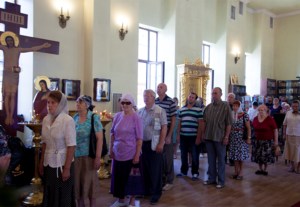 Божественная литургия на Архиерейском подворье — храме во имя преподобного Серафима Саровского города Саратова