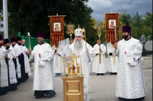 В канун празднования Собора Саратовских святых совершена панихида по убиенным в годы гонений на Воскресенском кладбище Саратова