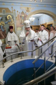 Митрополит Лонгин совершил Царские часы, Изобразительны, Великую вечерню и Крещальную литургию в Свято-Троицком кафедральном соборе Саратова