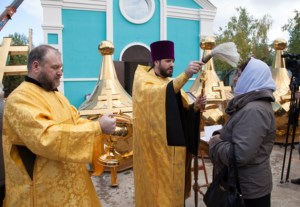 Совершено освящение крестов и куполов строящегося храма во имя святого благоверного князя Михаила Черниговского и боярина его Феодора г. Саратова