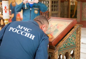 Сотрудники Главного управления МЧС России по Саратовской области помолились перед иконой Божией Матери «Неопалимая Купина»