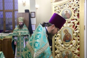 Божественная литургия на Архиерейском подворье — храме во имя преподобного Серафима Саровского г.Саратова
