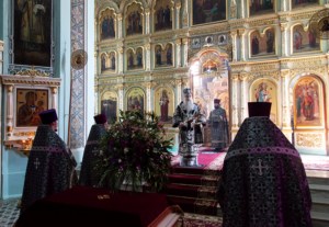 Вечерня с выносом Плащаницы Спасителя в храме в честь Сошествия Святого Духа города Саратова