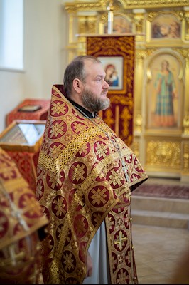 Божественная литургия в храме во имя святого благоверного князя Михаила Черниговского и боярина его Феодора на Увекском кладбище г. Саратова