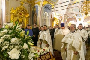 Митрополит Лонгин совершил пасхальное богослужение
