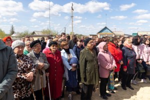 Митрополит Лонгин освятил колокола Свято-Никольского храма села Октябрьский Городок