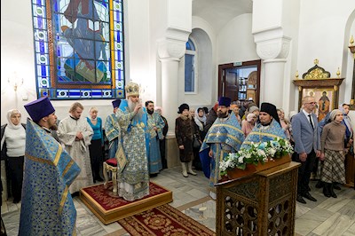 Божественная литургия на Архиерейском подворье – в храме в честь иконы Божией Матери «Утоли моя печали» г. Саратова