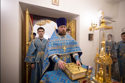 Митрополит Игнатий совершил Божественную литургию во Введенском храме Саратова