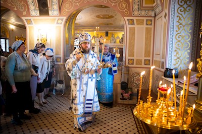 Митрополит Игнатий совершил вечернее богослужение с чтением акафиста Пресвятой Богородице в Свято-Троицком кафедральном соборе г. Саратова